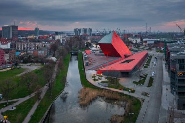 Gdansk, Polonya - 14 Nisan 2023: Gdansk, Polonya 'da İkinci Dünya Savaşı Müzesi. Müzenin ana sergisi 5 bin metrekarelik bir alanı kapsıyor..