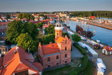 Ustka, Polonya - 8 Temmuz 2023: Baltık Denizi kıyısındaki Ustka kasabasının güzel limanı, Polonya.