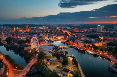 Günbatımında Motlawa nehrinin yanındaki ana şehir Gdansk, Polonya.