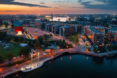 Günbatımında Motlawa nehrinin yanındaki ana şehir Gdansk, Polonya.