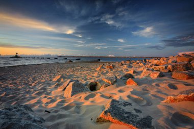 Polonya 'nın Gdansk kentindeki Baltık Denizi' nde inanılmaz bir gün batımı.