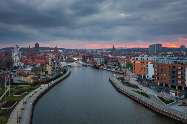 Gdansk Polônia Abril 2023 Cidade Velha Gdansk Refletida Rio Motlawa — Fotografia de Stock