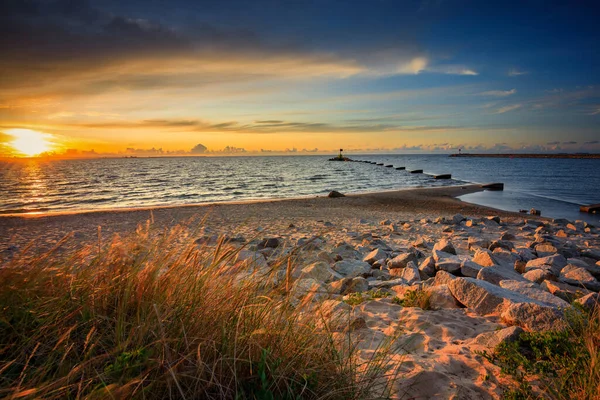 Καταπληκτικό Ηλιοβασίλεμα Στην Παραλία Της Βαλτικής Θάλασσας Στο Γκντανσκ Πολωνία — Φωτογραφία Αρχείου