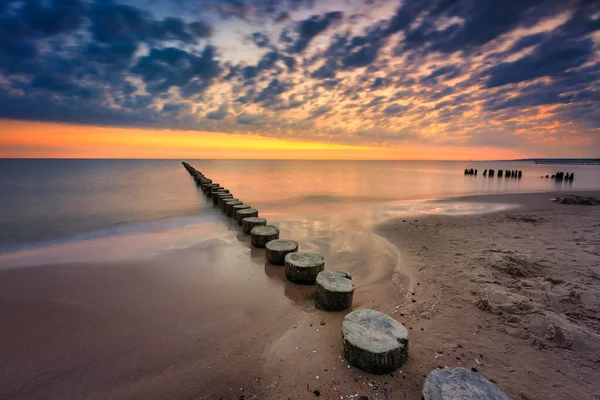 ポーランドのウストカにあるバルト海の夏のビーチで美しい日の出 — ストック写真