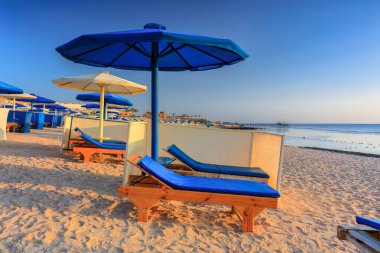 Marsa Alam, Mısır - 10 Mayıs 2023: Marsa Alam, Mısır 'da Kızıldeniz kıyısındaki Akassia İsviçre Tatil Köyü' nün güzel plaj bölgesi.