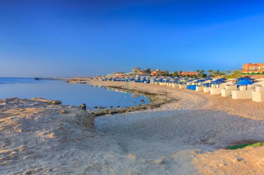 Marsa Alam, Mısır - 10 Mayıs 2023: Marsa Alam, Mısır 'da Kızıldeniz kıyısındaki Akassia İsviçre Tatil Köyü' nün güzel plaj bölgesi.