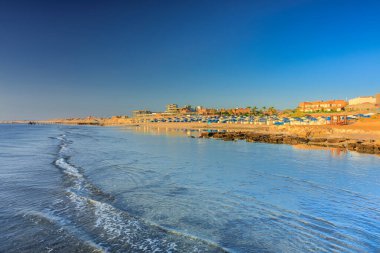 Marsa Alam, Mısır - 10 Mayıs 2023: Marsa Alam, Mısır 'da Kızıldeniz kıyısındaki Akassia İsviçre Tatil Köyü' nün güzel plaj bölgesi.