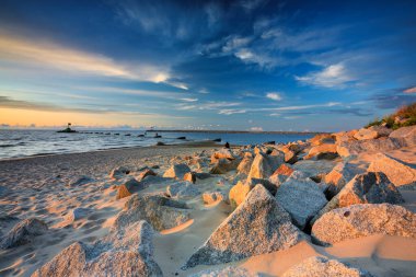 Polonya 'nın Gdansk kentindeki Baltık Denizi' nde inanılmaz bir gün batımı.