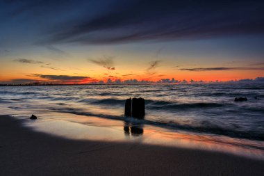 Polonya 'nın Gdansk kentindeki Baltık Denizi' nde inanılmaz bir gün batımı.