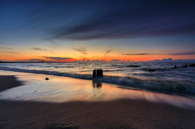 Polonya 'nın Gdansk kentindeki Baltık Denizi' nde inanılmaz bir gün batımı.