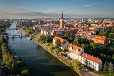 Batan güneşin ışığında Elblag şehrinin yaz manzarası. Polonya