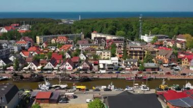 Leba, Polonya - 8 Haziran 2023: Polonya 'nın Baltık Denizi kıyısındaki Leba kasabasındaki gemiler. Leba, Polonya 'da Baltık Denizi kıyısında popüler bir turizm beldesi..