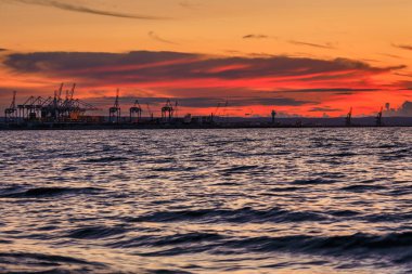 Polonya 'nın Gdansk kentindeki Baltık Denizi' nde inanılmaz bir gün batımı.