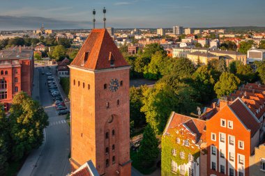 Batan güneşin ışığında Elblag şehrinin yaz manzarası. Polonya