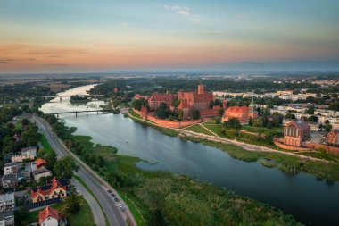 Gün batımında Nogat nehrinin yanındaki Malbork 'taki Tötonik Düzen Kalesi. Polonya