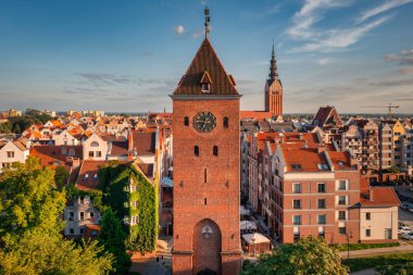 Batan güneşin ışığında Elblag şehrinin yaz manzarası. Polonya