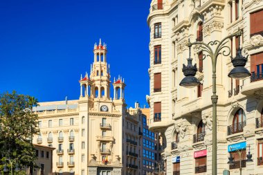 Valencia, İspanya - 21 Ocak 2023: Güneşli bir günde Valencia şehrinin eski caddesi, İspanya.