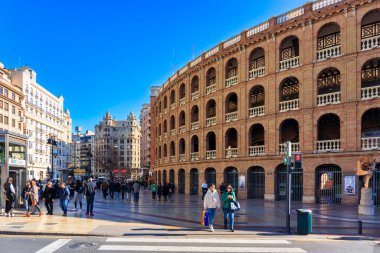 Valencia, İspanya - 21 Ocak 2023: Placa de Bois de Valencia, İspanya 'nın güneşli bir gününde.