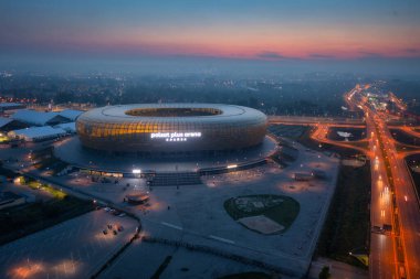 Gdansk, Polonya - 19 Ağustos 2023: Kehribar şekilli havacılık sahası - Polsat Plus Arena Baltık Denizi kıyısındaki Gdansk, Polonya alacakaranlıkta.