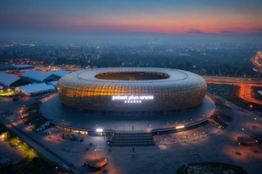 Gdansk, Polonya - 19 Ağustos 2023: Kehribar şekilli havacılık sahası - Polsat Plus Arena Baltık Denizi kıyısındaki Gdansk, Polonya alacakaranlıkta.