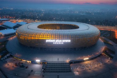 Gdansk, Polonya - 19 Ağustos 2023: Kehribar şekilli havacılık sahası - Polsat Plus Arena Baltık Denizi kıyısındaki Gdansk, Polonya alacakaranlıkta.