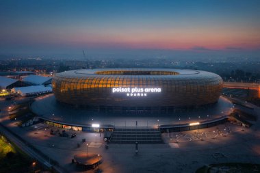 Gdansk, Polonya - 19 Ağustos 2023: Kehribar şekilli havacılık sahası - Polsat Plus Arena Baltık Denizi kıyısındaki Gdansk, Polonya alacakaranlıkta.