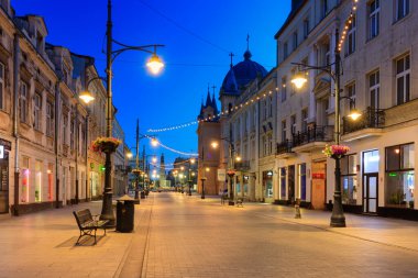 Lodz, Polonya - 24 Ağustos 2023: Lodz şehrindeki Piotrkowska Caddesi 'nin şafak vakti en uzun ticari caddelerden biri olan 4.2 km uzunluğundaki güzel mimarisi. Polonya