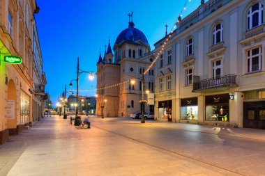 Lodz, Polonya - 24 Ağustos 2023: Lodz şehrindeki Piotrkowska Caddesi 'nin şafak vakti en uzun ticari caddelerden biri olan 4.2 km uzunluğundaki güzel mimarisi. Polonya