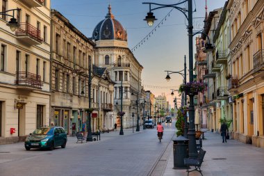 Lodz, Polonya - 24 Ağustos 2023: Lodz şehrindeki Piotrkowska Caddesi 'nin güzel mimarisi, Avrupa' nın en uzun ticari caddelerinden biridir ve 4.2 km uzunluğundadır. Polonya