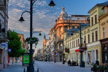 Lodz, Polonya - 24 Ağustos 2023: Lodz şehrindeki Piotrkowska Caddesi 'nin güzel mimarisi, Avrupa' nın en uzun ticari caddelerinden biridir ve 4.2 km uzunluğundadır. Polonya