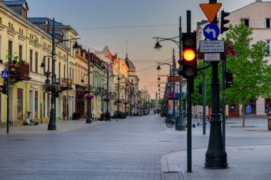 Lodz, Polonya - 24 Ağustos 2023: Lodz şehrindeki Piotrkowska Caddesi 'nin güzel mimarisi, Avrupa' nın en uzun ticari caddelerinden biridir ve 4.2 km uzunluğundadır. Polonya