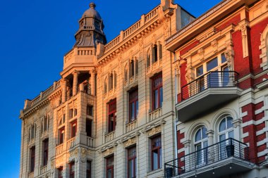 Gün doğumunda Lodz şehrindeki Piotrkowska Caddesi 'nin güzel mimarisi. Polonya