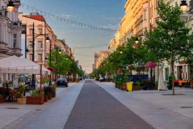 Lodz, Polonya - 24 Ağustos 2023: Lodz şehrindeki Piotrkowska Caddesi 'nin güzel mimarisi, Avrupa' nın en uzun ticari caddelerinden biridir ve 4.2 km uzunluğundadır. Polonya