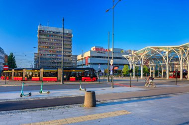 Lodz, Polonya - 24 Ağustos 2023: Lodz şehir merkezinin mimarisi ve araçlar yazın şehirde dolaşıyorlar. Polonya
