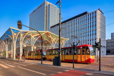 Lodz, Polonya - 24 Ağustos 2023: Lodz 'un merkezindeki tek boynuzlu atlar ahırı denen renkli çatılı tramvay deposu. Polonya