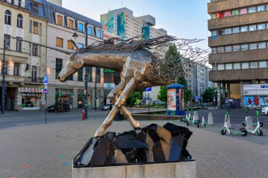 Lodz, Polonya - 24 Ağustos 2023: Japon sanatçı Tomohiro Inaba 'nın Lodz' un merkezinde çözünen tek boynuzlu at heykeli. Polonya