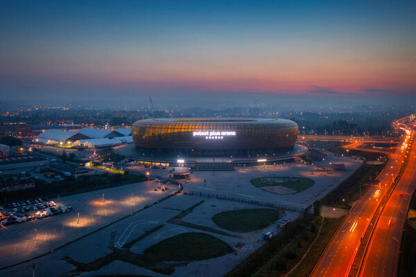 Гданьск, Польша - 19 августа 2023 года: Воздушный ландшафт со стадионом янтарной формы - Polsat Plus Arena by the Baltic Sea in Gdansk at dusk, Poland.