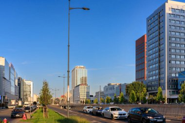 Lodz, Polonya - 24 Ağustos 2023: Lodz şehir merkezinin mimarisi ve araçlar yazın şehirde dolaşıyorlar. Polonya