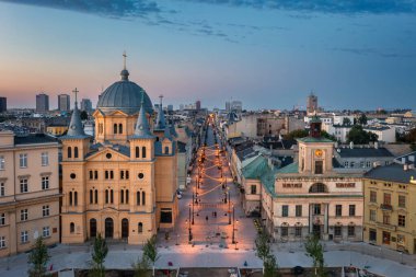 Lodz, Polonya - 24 Ağustos 2023: Lodz şehrindeki Piotrkowska Caddesi 'nin güzel mimarisi, Avrupa' nın en uzun ticari caddelerinden biridir ve 4.2 km uzunluğundadır. Polonya
