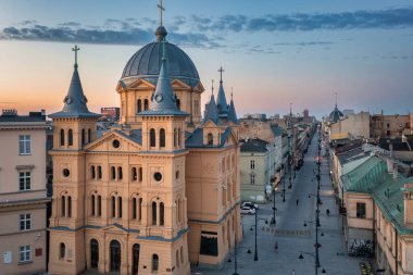 Lodz, Polonya - 24 Ağustos 2023: Lodz şehrindeki Piotrkowska Caddesi 'nin güzel mimarisi, Avrupa' nın en uzun ticari caddelerinden biridir ve 4.2 km uzunluğundadır. Polonya