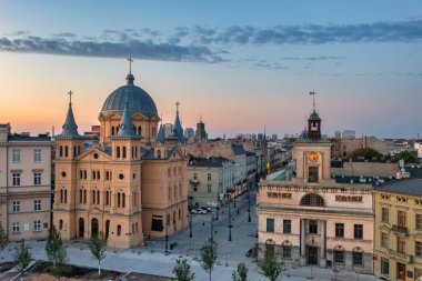 Lodz şehir merkezinin güzel manzarası şafakta Piotrkowska caddesi, Polonya