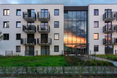 Polonya 'da gün batımında yeni inşa edilen dairelerle Gdansk silueti.