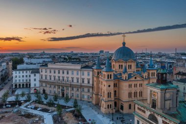 Lodz şehir merkezinin güzel manzarası şafakta Piotrkowska caddesi, Polonya