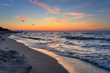 Polonya 'nın gün batımında Sztutowo' da Baltık Denizi Plajı