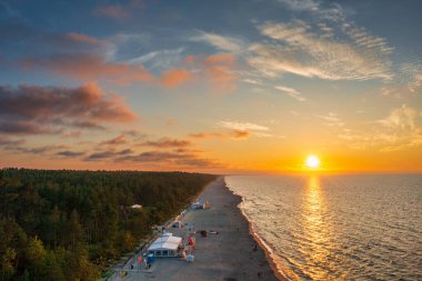 Polonya 'nın gün batımında Sztutowo' da Baltık Denizi Plajı