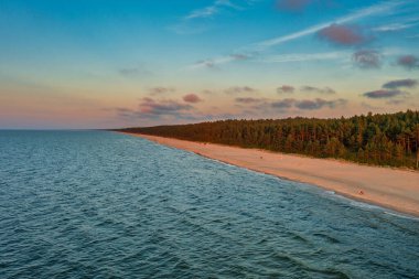 Polonya 'nın gün batımında Sztutowo' da Baltık Denizi Plajı