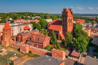 Lebork şehrinin güzel mimarisi, Polonya 'daki Töton şatosunun güçlendirilmiş binalarıyla.