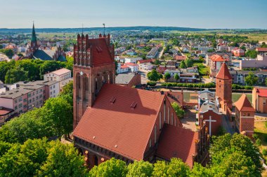 Lebork şehrinin güzel mimarisi, Polonya 'daki Töton şatosunun güçlendirilmiş binalarıyla.