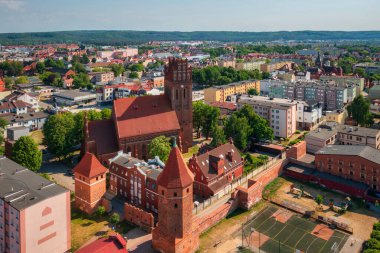 Lebork şehrinin güzel mimarisi, Polonya 'daki Töton şatosunun güçlendirilmiş binalarıyla.