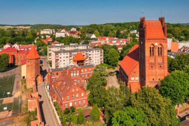 Lebork şehrinin güzel mimarisi, Polonya 'daki Töton şatosunun güçlendirilmiş binalarıyla.